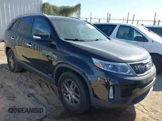 2014 Kia Sorento LX z VIN 5XYKTCA65EG450751, wystawiony jako IAAI lot #42273142 z przebiegiem 111 101 mil mil oraz . Historia ofert i sprzedaży dostępna na DreamBid. Obrazek 1.