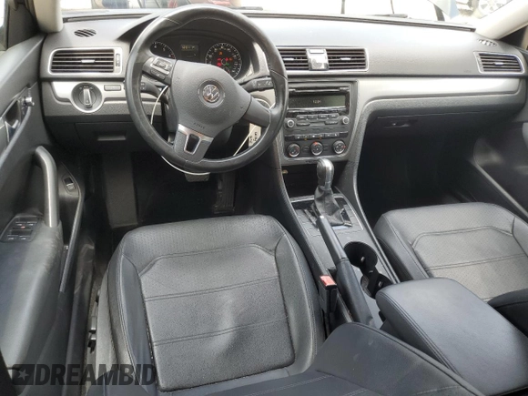 2014 Volkswagen Passat S z VIN 1VWAT7A30EC078066, wystawiony jako Copart lot #58312015 z przebiegiem 123 397 mil mil oraz Szkoda całkowita • Salvage title. Historia ofert i sprzedaży dostępna na DreamBid. Obrazek 8.