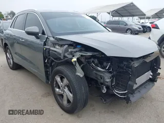 2020 Audi Q3 Premium z VIN WA1AECF32L1061271, wystawiony jako IAAI lot #42038795 z przebiegiem 23 902 mil mil oraz . Historia ofert i sprzedaży dostępna na DreamBid. Obrazek 1.