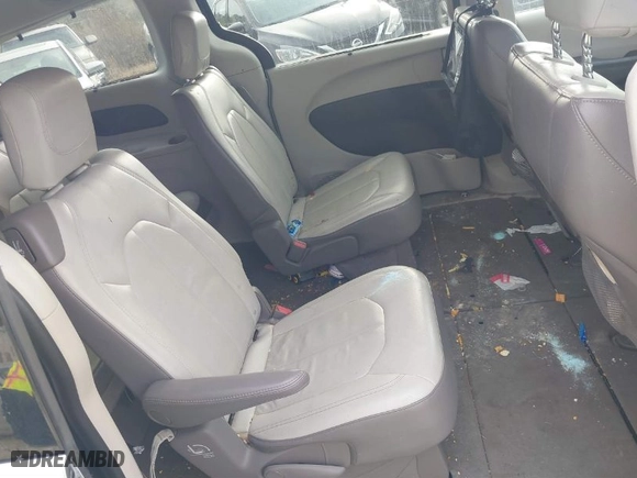 2017 Chrysler Pacifica Touring-L with VIN 2C4RC1BG1HR534303, listed as a IAAI auction lot 41526400 with 118,781 mi miles. Bid and sale history available at carsss.com. Image 8.