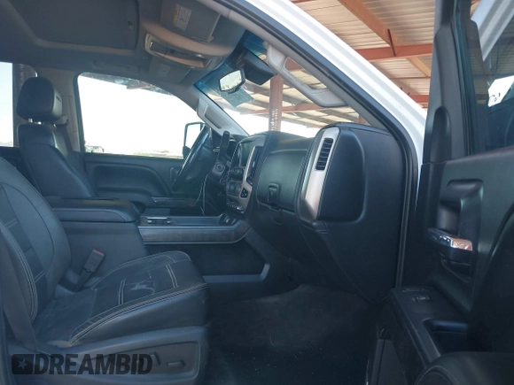 2016 GMC Sierra 2500HD Denali z VIN 1GT12UE85GF157972, wystawiony jako IAAI lot #40659216 z przebiegiem 130 351 mil mil oraz . Historia ofert i sprzedaży dostępna na DreamBid. Obrazek 5.