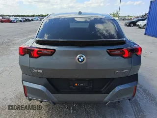 2024 BMW X2 xDrive28i z VIN WBX63GM09R5012591, wystawiony jako Copart lot #57438215 z przebiegiem 16 514 mil mil oraz Tytuł czysty. Historia ofert i sprzedaży dostępna na DreamBid. Obrazek 6.