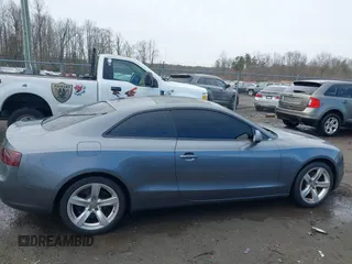 2013 Audi A5 Premium Plus z VIN WAULFAFR8DA070141, wystawiony jako IAAI lot #41729584 z przebiegiem 176 662 mil mil oraz . Historia ofert i sprzedaży dostępna na DreamBid. Obrazek 13.