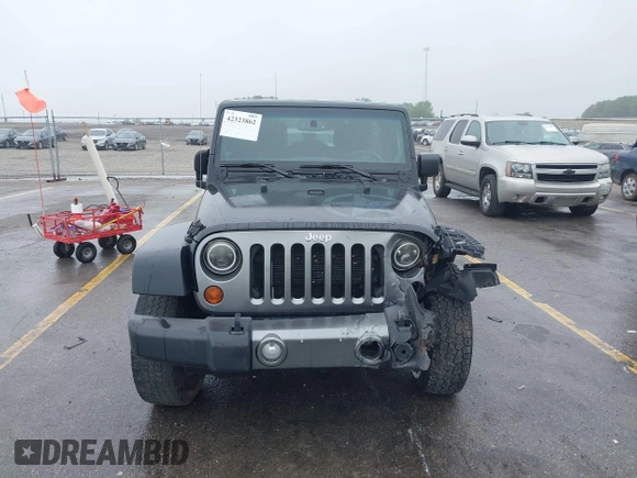 2013 Jeep Wrangler Unlimited Sport z VIN 1C4BJWDGXDL596450, wystawiony jako IAAI lot #42323862 z przebiegiem 114 105 mil mil oraz . Historia ofert i sprzedaży dostępna na DreamBid. Obrazek 13.