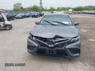 2023 Toyota Camry SE z VIN 4T1G11AK2PU088324, wystawiony jako IAAI lot #42173302 z przebiegiem 72 239 mil mil oraz . Historia ofert i sprzedaży dostępna na DreamBid. Obrazek 12.