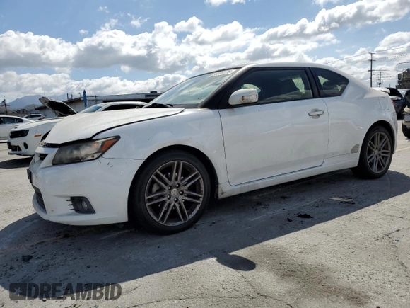 2013 Scion tC z VIN JTKJF5C70D3049592, wystawiony jako Copart lot #56988175 z przebiegiem 96 909 mil mil oraz Szkody całkowita. Historia ofert i sprzedaży dostępna na DreamBid. Obrazek 1.