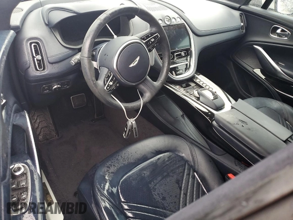 2021 Aston Martin DBX z VIN SCFVUJAW4MTV03930, wystawiony jako Copart lot #73946614 z przebiegiem Nie podano mil oraz Nie do naprawy. Historia ofert i sprzedaży dostępna na DreamBid. Obrazek 8.