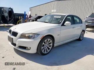 2011 BMW 3 Series 328i z VIN WBAPH7C50BE674613, wystawiony jako Copart lot #52692445 z przebiegiem 53 613 mil mil oraz Szkoda całkowita • Salvage title. Historia ofert i sprzedaży dostępna na DreamBid. Obrazek 1.