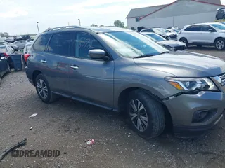 2019 Nissan Pathfinder S z VIN 5N1DR2MMXKC596621, wystawiony jako IAAI lot #42158372 z przebiegiem 71 796 mil mil oraz . Historia ofert i sprzedaży dostępna na DreamBid. Obrazek 1.