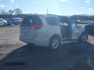2017 Chrysler Pacifica Touring L z VIN 2C4RC1BGXHR794828, wystawiony jako IAAI lot #41213132 z przebiegiem Nie podano mil oraz . Historia ofert i sprzedaży dostępna na DreamBid. Obrazek 4.