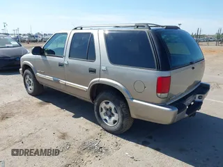 2003 Chevrolet Blazer LS z VIN 1GNDT13X63K146670, wystawiony jako IAAI lot #42200426 z przebiegiem 129 516 mil mil oraz . Historia ofert i sprzedaży dostępna na DreamBid. Obrazek 3.