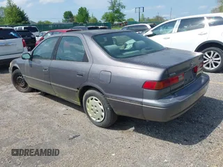 1999 Toyota Camry LE z VIN 4T1BG22K9XU865840, wystawiony jako IAAI lot #42165233 z przebiegiem 250 372 mil mil oraz . Historia ofert i sprzedaży dostępna na DreamBid. Obrazek 3.