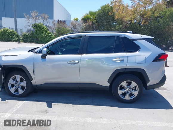 2022 Toyota RAV4 XLE z VIN 2T3W1RFV5NC213609, wystawiony jako IAAI lot #42561113 z przebiegiem 22 125 mil mil oraz . Historia ofert i sprzedaży dostępna na DreamBid. Obrazek 14.