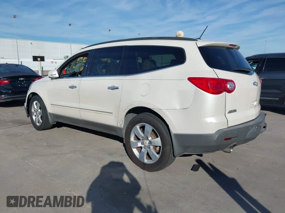 2012 Chevrolet Traverse LTZ z VIN 1GNKRLED8CJ326842, wystawiony jako IAAI lot #41003133 z przebiegiem 201 099 mil mil oraz . Historia ofert i sprzedaży dostępna na DreamBid. Obrazek 3.