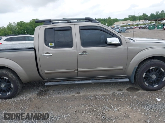 2009 Nissan Frontier SE z VIN 1N6AD09WX9C423595, wystawiony jako IAAI lot #42210046 z przebiegiem 117 142 mil mil oraz . Historia ofert i sprzedaży dostępna na DreamBid. Obrazek 13.