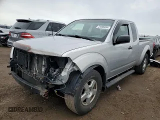 2008 Nissan Frontier SE z VIN 1N6AD06U48C414988, wystawiony jako Copart lot #51696035 z przebiegiem 182 183 mil mil oraz Szkoda całkowita • Salvage title. Historia ofert i sprzedaży dostępna na DreamBid. Obrazek 1.