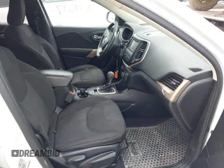 2017 Jeep Cherokee Latitude z VIN 1C4PJLCB4HD218750, wystawiony jako IAAI lot #42104697 z przebiegiem 153 708 mil mil oraz . Historia ofert i sprzedaży dostępna na DreamBid. Obrazek 5.