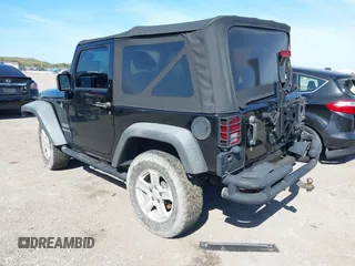 2016 Jeep Wrangler Willys Wheeler z VIN 1C4AJWAG9GL257621, wystawiony jako IAAI lot #41432306 z przebiegiem 84 248 mil mil oraz . Historia ofert i sprzedaży dostępna na DreamBid. Obrazek 3.