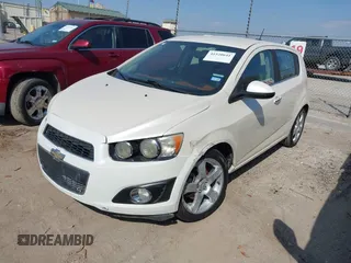 2015 Chevrolet Sonic LTZ z VIN 1G1JE6SB5F4106672, wystawiony jako IAAI lot #41520641 z przebiegiem 132 762 mil mil oraz . Historia ofert i sprzedaży dostępna na DreamBid. Obrazek 2.