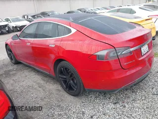 2013 Tesla Model S с VIN 5YJSA1CN1DFP09577, выставлен на аукционе IAAI как лот 41626684 с пробегом 128 289 миль миль и . История ставок и продаж доступна на DreamBid. Изображение 3.