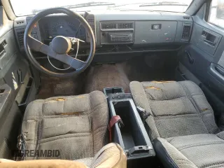 1988 Chevrolet Blazer z VIN 1GNCS18R7J8221699, wystawiony jako Copart lot #59299785 z przebiegiem 307 873 mil mil oraz Czysty tytuł • Clean title. Historia ofert i sprzedaży dostępna na DreamBid. Obrazek 8.