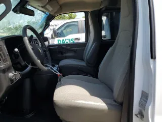 2020 Chevrolet Express Passenger LT z VIN 1GAZGPFG7L1125732, wystawiony jako Copart lot #56536785 z przebiegiem 89 436 mil mil oraz Szkoda całkowita • Salvage title. Historia ofert i sprzedaży dostępna na DreamBid. Obrazek 7.