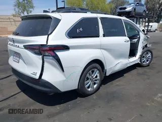 2024 Toyota Sienna XLE z VIN 5TDJSKFC9RS111099, wystawiony jako IAAI lot #42061708 z przebiegiem 15 741 mil mil oraz . Historia ofert i sprzedaży dostępna na DreamBid. Obrazek 4.