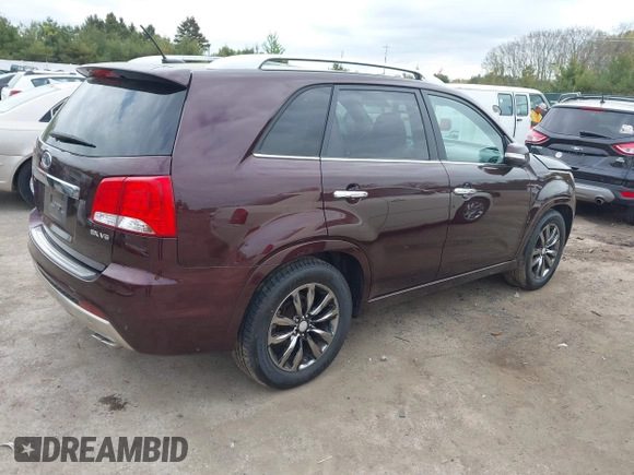 2013 Kia Sorento SX z VIN 5XYKW4A2XDG311577, wystawiony jako IAAI lot #42210698 z przebiegiem 152 599 mil mil oraz . Historia ofert i sprzedaży dostępna na DreamBid. Obrazek 4.
