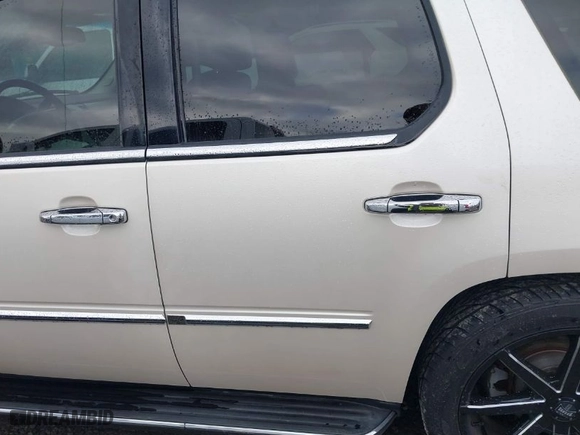 2009 Cadillac Escalade with VIN 1GYFK13219R153545, listed as a IAAI auction lot 41403646 with 148,467 mi miles. Bid and sale history available at carsss.com. Image 14.