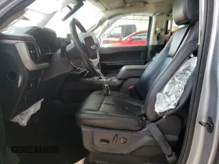 2023 Ford Expedition Max XLT z VIN 1FMJK1J83PEA16615, wystawiony jako Copart lot #53157235 z przebiegiem 64 684 mil mil oraz Nie do naprawy • Non repairable. Historia ofert i sprzedaży dostępna na DreamBid. Obrazek 7.