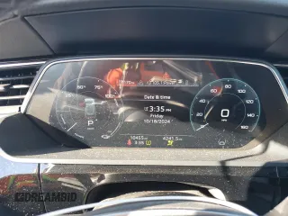 2024 Audi Q8 e-tron Premium Plus z VIN WA15AAGE0RB015202, wystawiony jako Copart lot #76622724 z przebiegiem 10 455 mil mil oraz Szkoda całkowita • Salvage title. Historia ofert i sprzedaży dostępna na DreamBid. Obrazek 9.