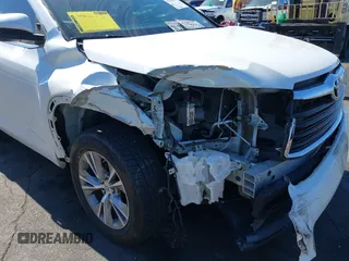 2015 Toyota Highlander XLE z VIN 5TDKKRFH8FS097572, wystawiony jako IAAI lot #42225373 z przebiegiem 115 490 mil mil oraz . Historia ofert i sprzedaży dostępna na DreamBid. Obrazek 6.