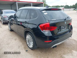 2015 BMW X1 sDrive28i z VIN WBAVM1C58FV314530, wystawiony jako IAAI lot #42184209 z przebiegiem 148 619 mil mil oraz . Historia ofert i sprzedaży dostępna na DreamBid. Obrazek 3.