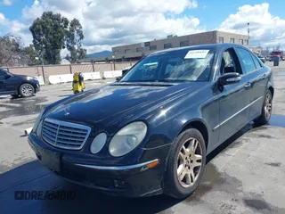2003 Mercedes-Benz E 320 z VIN WDBUF65J13A160065, wystawiony jako IAAI lot #41720444 z przebiegiem 277 910 mil mil oraz . Historia ofert i sprzedaży dostępna na DreamBid. Obrazek 2.