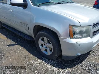 2012 Chevrolet Suburban LT z VIN 1GNSCJE01CR143982, wystawiony jako IAAI lot #42257552 z przebiegiem 202 973 mil mil oraz . Historia ofert i sprzedaży dostępna na DreamBid. Obrazek 6.
