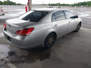 2007 Toyota Avalon XL z VIN 4T1BK36B47U181597, wystawiony jako IAAI lot #42379153 z przebiegiem 172 022 mil mil oraz . Historia ofert i sprzedaży dostępna na DreamBid. Obrazek 4.