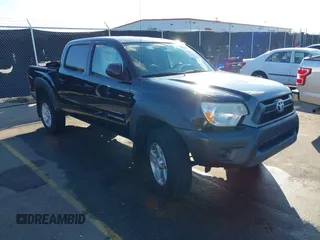 2015 Toyota Tacoma PreRunner z VIN 5TFJX4GN4FX039649, wystawiony jako IAAI lot #41240801 z przebiegiem 233 108 mil mil oraz . Historia ofert i sprzedaży dostępna na DreamBid. Obrazek 1.