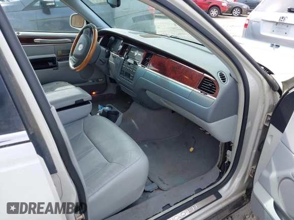 2004 Lincoln Town Car Ultimate z VIN 1LNHM83W64Y683461, wystawiony jako IAAI lot #42393678 z przebiegiem 145 841 mil mil oraz . Historia ofert i sprzedaży dostępna na DreamBid. Obrazek 5.