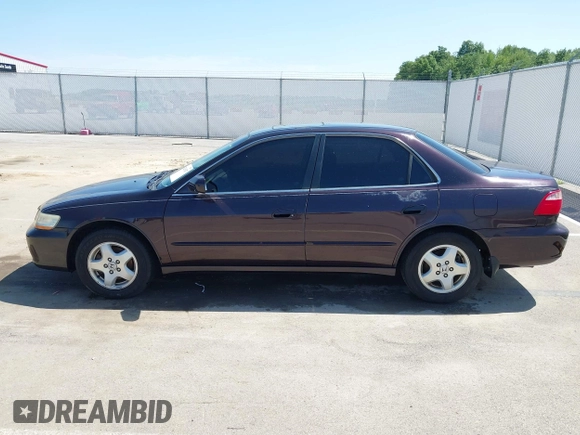 1998 Honda Accord EX z VIN 1HGCG1658WA042017, wystawiony jako IAAI lot #42263347 z przebiegiem 109 364 mil mil oraz . Historia ofert i sprzedaży dostępna na DreamBid. Obrazek 14.