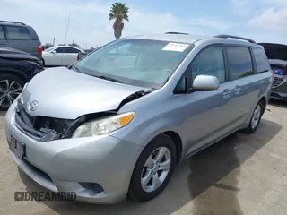 2012 Toyota Sienna LE AAS z VIN 5TDKK3DC5CS183731, wystawiony jako IAAI lot #42247364 z przebiegiem 148 723 mil mil oraz . Historia ofert i sprzedaży dostępna na DreamBid. Obrazek 2.