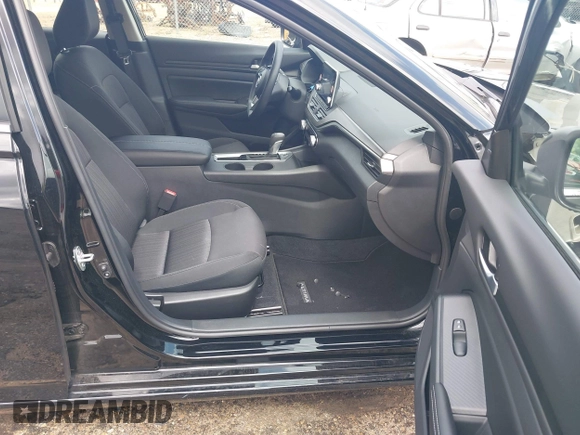 2025 Nissan Altima SV z VIN 1N4BL4DV9SN375653, wystawiony jako IAAI lot #42509470 z przebiegiem 6 362 mil mil oraz . Historia ofert i sprzedaży dostępna na DreamBid. Obrazek 5.