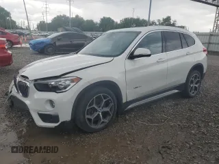 2017 BMW X1 xDrive28i z VIN WBXHT3C37H5F74312, wystawiony jako Copart lot #57479785 z przebiegiem Nie podano mil oraz Czysty tytuł • Clean title. Historia ofert i sprzedaży dostępna na DreamBid. Obrazek 1.