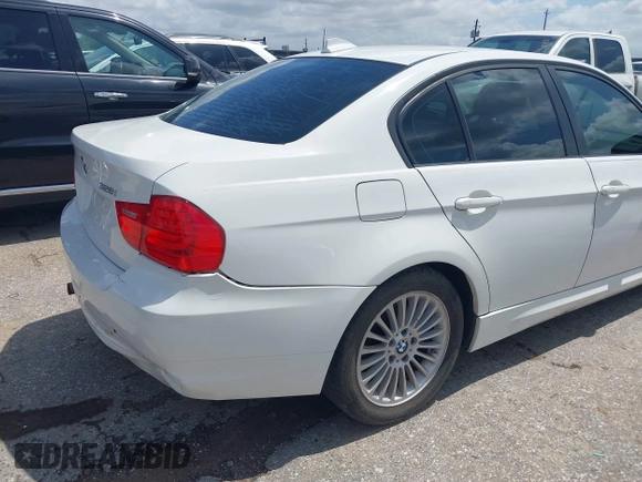2011 BMW 3 Series 328i z VIN WBAPH7G58BNN07149, wystawiony jako IAAI lot #42514285 z przebiegiem 120 534 mil mil oraz . Historia ofert i sprzedaży dostępna na DreamBid. Obrazek 4.