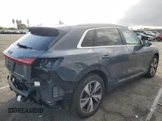 2024 Audi Q8 e-tron Premium Plus z VIN WA15AAGE8RB038873, wystawiony jako Copart lot #76623264 z przebiegiem 5 993 mil mil oraz Szkoda całkowita • Salvage title. Historia ofert i sprzedaży dostępna na DreamBid. Obrazek 3.