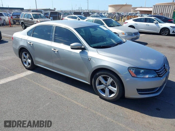 2014 Volkswagen Passat Wolfsburg Edition z VIN 1VWAT7A39EC055174, wystawiony jako IAAI lot #42433368 z przebiegiem 81 321 mil mil oraz . Historia ofert i sprzedaży dostępna na DreamBid. Obrazek 1.