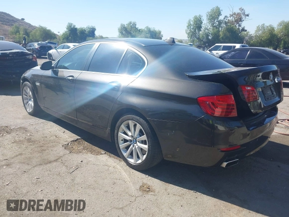 2015 BMW 5 Series 550i z VIN WBAKN9C53FD682327, wystawiony jako IAAI lot #42314810 z przebiegiem 131 794 mil mil oraz . Historia ofert i sprzedaży dostępna na DreamBid. Obrazek 3.