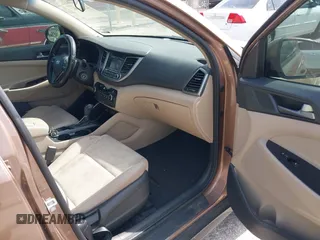 2016 Hyundai Tucson SE z VIN KM8J23A4XGU180300, wystawiony jako IAAI lot #42123067 z przebiegiem 123 804 mil mil oraz . Historia ofert i sprzedaży dostępna na DreamBid. Obrazek 5.