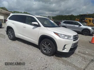 2018 Toyota Highlander SE z VIN 5TDJZRFH7JS833952, wystawiony jako IAAI lot #42142149 z przebiegiem 114 609 mil mil oraz . Historia ofert i sprzedaży dostępna na DreamBid. Obrazek 1.