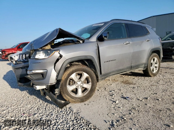 2018 Jeep Compass Latitude z VIN 3C4NJDBB7JT401817, wystawiony jako Copart lot #52244815 z przebiegiem 94 858 mil mil oraz Szkody całkowita. Historia ofert i sprzedaży dostępna na DreamBid. Obrazek 1.