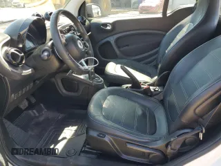 2016 Smart fortwo Passion z VIN WMEFJ5DA6GK064695, wystawiony jako Copart lot #53528315 z przebiegiem 53 508 mil mil oraz Szkody całkowita. Historia ofert i sprzedaży dostępna na DreamBid. Obrazek 7.